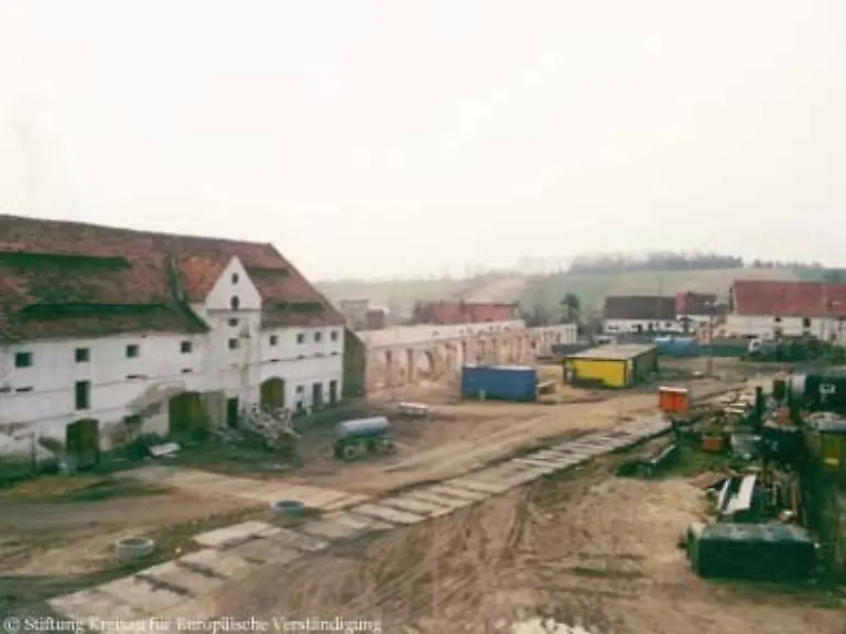 Der-fruehere-Gutshof-der-Familie-von-Moltke-wurde-zu-Beginn-der-1990er-Jahre-aufwaendig-restauriert