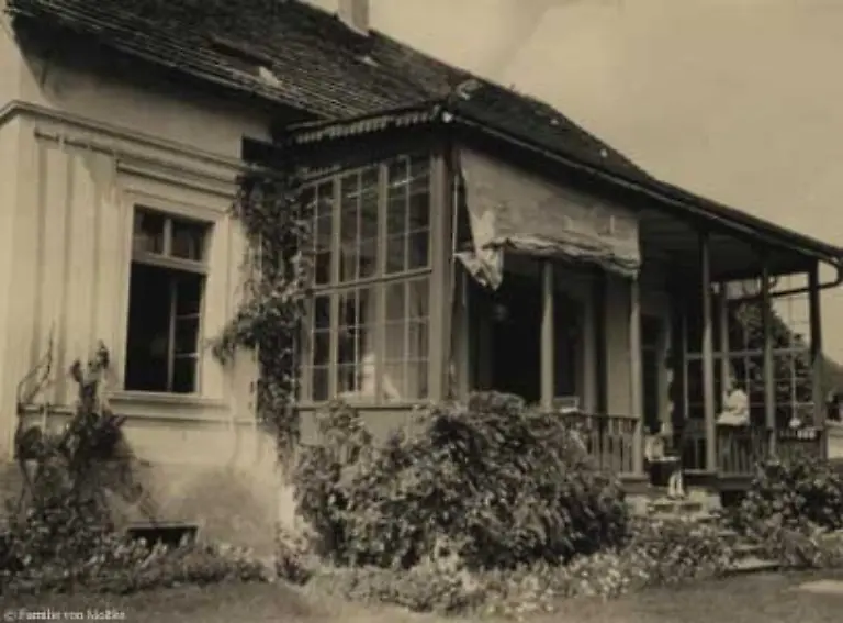 Im-Wohnhaus-der-Familie-von-Moltke-dem-nahegelegenen-Berghaus-wurde-eine-Gedenkstaette-zur-Erinnerung-an-den-Kreisauer-Kreis-eingerichtet