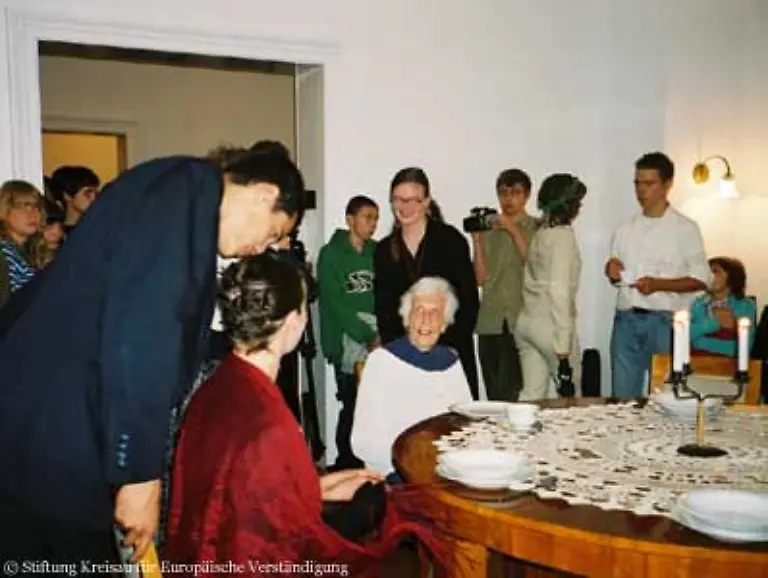 Innerhalb-weniger-Jahre-entstand-in-dem-kleinen-Dorf-das-Neue-Kreisau-als-lebendiges-Begegnungszentrum-und-internationaler-Tagungsort