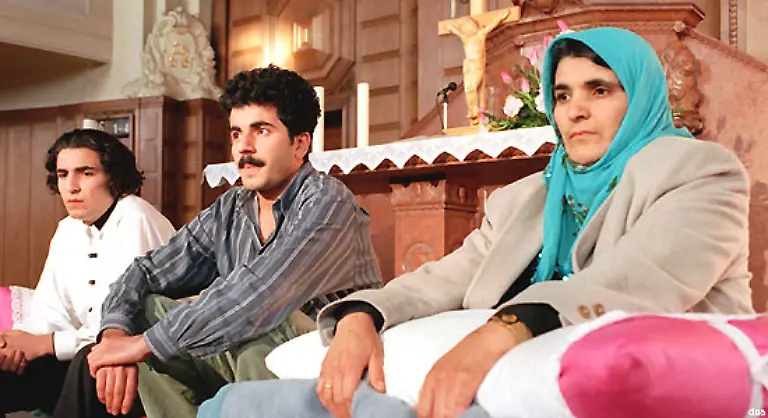 Artikel-2-Jeder-hat-Anspruch-auf-alle-in-dieser-Erklaerung-verkuendeten-Rechte-und-Freiheiten-ohne-irgendeinen-Unterschied-etwa-nach-Rasse-Hautfarbe