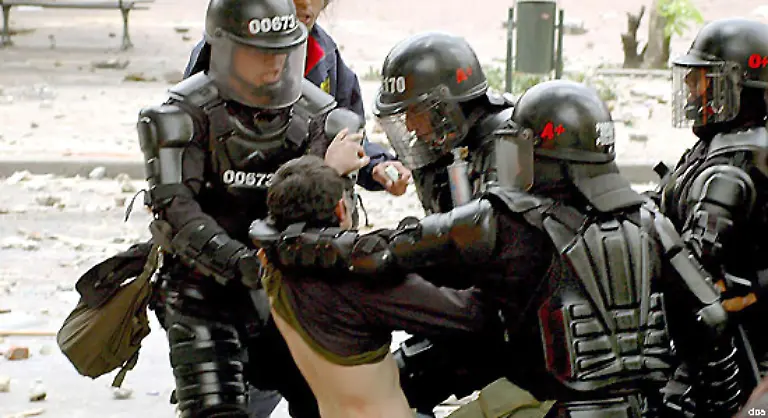 Artikel-9-Niemand-darf-willkuerlich-festgenommen-in-Haft-gehalten-oder-des-Landes-verwiesen-werden