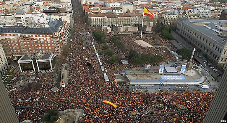 Artikel-13-1-Jeder-hat-das-Recht-sich-innerhalb-eines-Staates-frei-zu-bewegen-und-seinen-Aufenthaltsort-frei-zu-waehlen