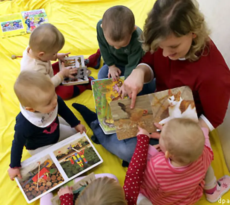 Artikel-16-3-Die-Familie-ist-die-natuerliche-Grundeinheit-der-Gesellschaft-und-hat-Anspruch-auf-Schutz-durch-Gesellschaft-und-Staat