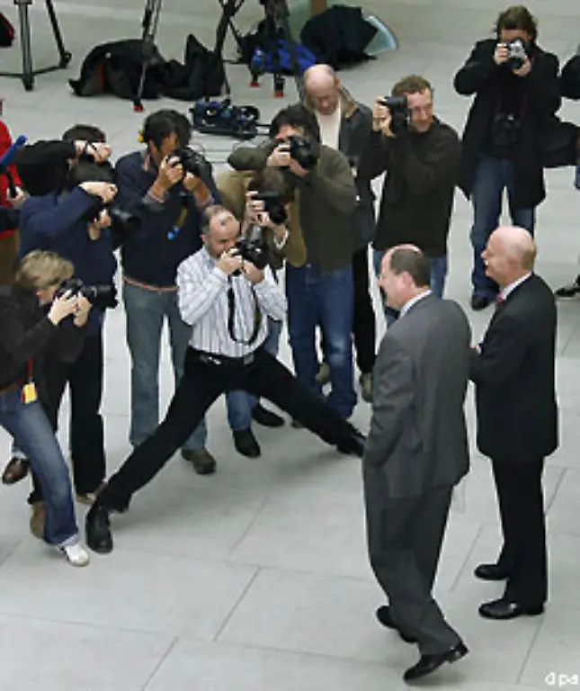 sowie-ueber-Medien-jeder-Art-und-ohne-Ruecksicht-auf-Grenzen-Informationen-und-Gedankengut-zu-suchen-zu-empfangen-und-zu-verbreiten