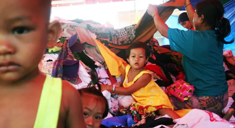 einschliesslich-Nahrung-Kleidung-Wohnung-aerztliche-Versorgung-und-notwendige-soziale-Leistungen-sowie-das-Recht-auf-Sicherheit-im-Falle-von-Arbeitslosigkeit