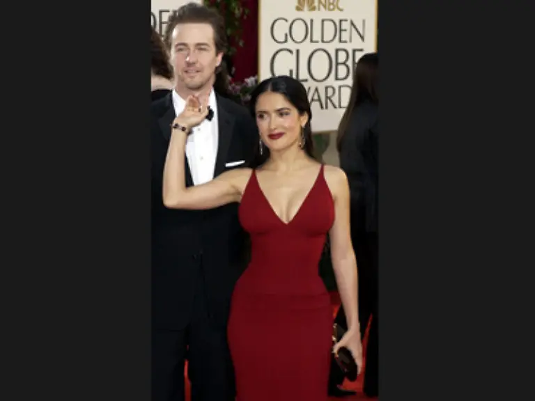 Auf-der-anderen-Seite-zeigt-Salma-Hayek-Frauen-immer-wieder