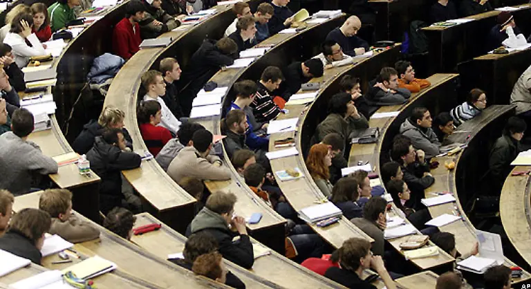 Artikel-26-1-Jeder-hat-das-Recht-auf-Bildung-Die-Bildung-ist-unentgeltlich-zum-mindesten-der-Grundschulunterricht-und-die-grundlegende-Bildung