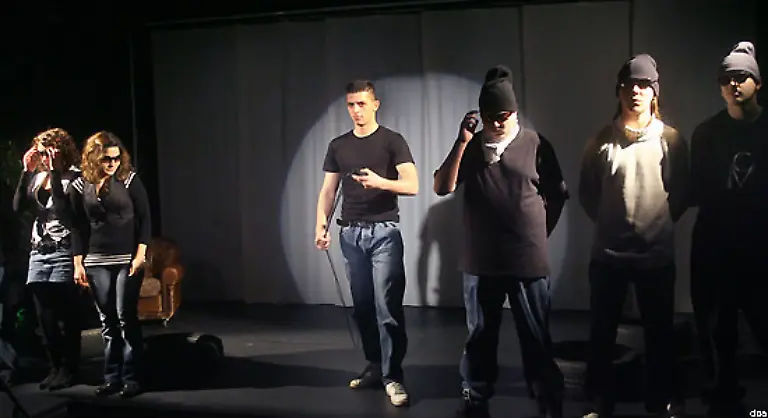 Artikel-27-1-Jeder-hat-das-Recht-am-kulturellen-Leben-der-Gemeinschaft-frei-teilzunehmen-sich-an-den-Kuensten-zu-erfreuen-und-am-wissenschaftlichen-Fortschritt-und-dessen-Errungenschaften-teilzuhaben