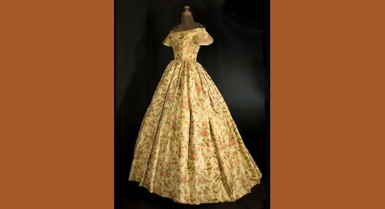 Und-ein-Ballkleid-aus-dem-Biedermeier-aus-Seidenchin