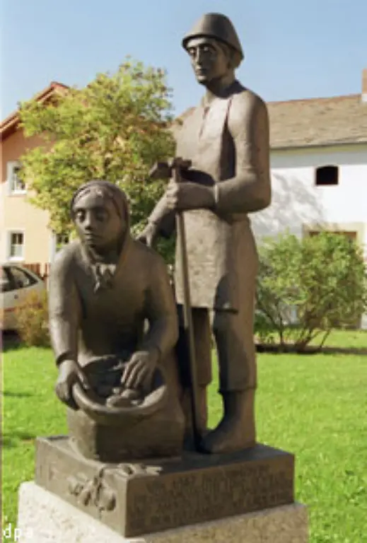 In-Deutschland-wurden-die-ersten-Kartoffeln-einer-Legende-zufolge-in-Oberfranken-angebaut-genauer-in-Pilgramsreuth-einem-Dorf-nahe-der-Stadt-Rehau-Dort-steht-heute-ein-Denkmal-fuer-Hans-Rogler-1647-soll-er-als-erster-deutscher-Bauer-Kartoffeln-in-die-Erde-gelegt-haben