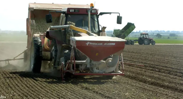 Der-Legende-nach-liess-Friedrich-von-seinen-Soldaten-Kartoffelfelder-anlegen-Um-die-Neugier-der-Bauern-zu-wecken-wurden-die-Felder-rund-um-die-Uhr-streng-bewacht