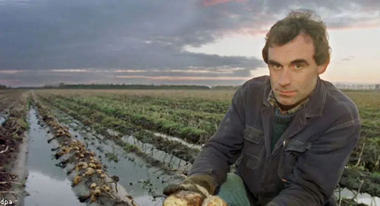 Russell-war-ein-entschiedener-Anhaenger-des-laisser-faire-heute-wuerde-man-sagen-ein-radikaler-Neoliberaler-Er-glaubte-dass-Almosen-nur-dazu-fuehren-wuerden-den-Willen-der-Armen-zur-Selbsthilfe-zu-laehmen