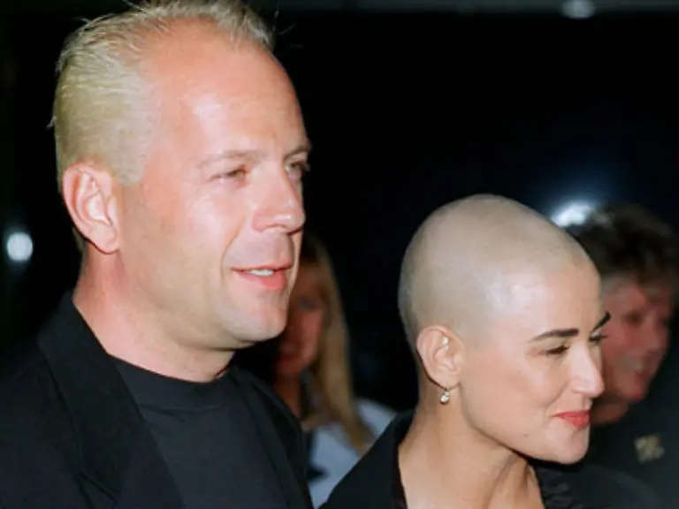 die-sich-in-Die-Akte-Jane-von-ihren-schoenen-braunen-Haaren-getrennt-hatte