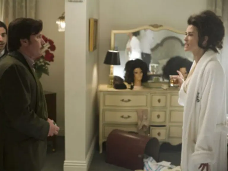 einem-Episodenfilm-in-einem-Hotel-die-abgehalfterte-Saengerin-und-Alkoholikerin-Virginia-Fallon-Sie-tyrannisiert-ihren-zum-Schosshund-degradierten-Mann-Emilio-Estevez-mit-ihren-Eskapaden