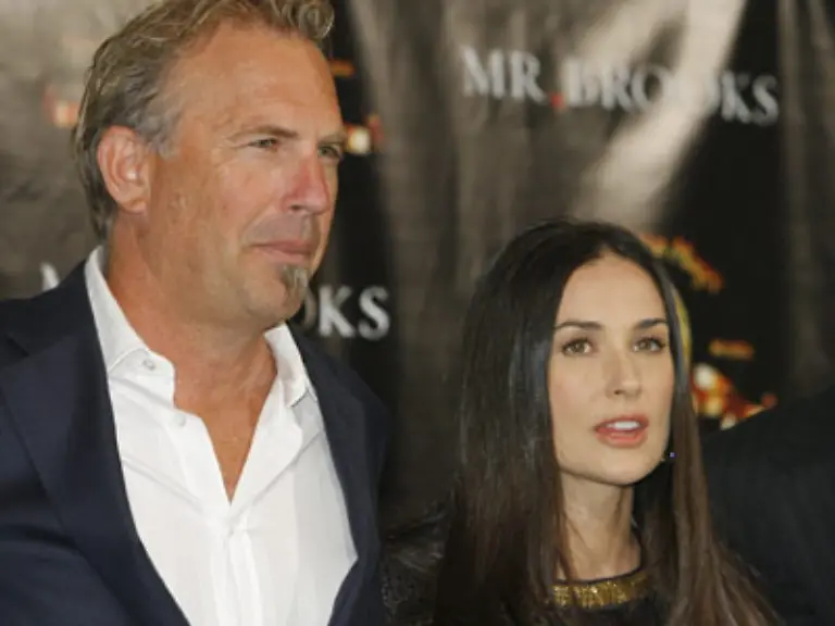 Ausserdem-ist-Moore-bald-in-Mr-Brooks-an-der-Seite-von-Kevin-Costner-zu-sehen