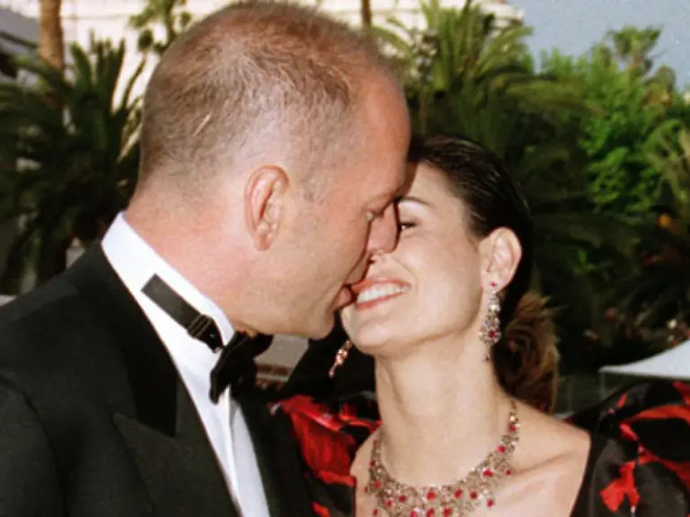 fordern-ihren-Tribut-Die-Traumpaarehe-mit-Bruce-Willis-geht-nach-ihrem-Rueckzug-aus-dem-Showgeschaeft-1996-in-die-Brueche-1998