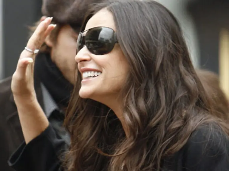 Ihren-drei-Toechtern-wollte-sie-Normalitaet-bieten-und-die-musste-sie-der-unzaehlige-Schoenheits-OPs-nachgesagt-werden-erstmal-wieder-selbst-erlangen