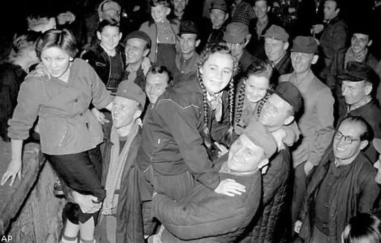 Europa-traegt-zu-dieser-Zeit-noch-die-Narben-des-Kriegs-Die-letzten-deutschen-Kriegsgefangenen-waren-erst-gut-ein-Jahr-zuvor-aus-der-Sowjetunion-zurueckgekehrt