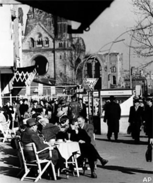 die-Bundesrepublik-ist-noch-nicht-einmal-acht-Jahre-alt-Und-doch-gehoert-sie-bereits-zum-Kern-des-vereinigten-Europa-Alle-Gruendungsmitglieder-der-EWG-Frankreich-Deutschland-Italien-Belgien-Luxemburg-und-die-Niederlande