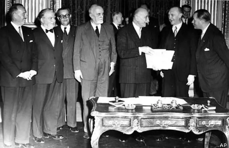 sind-Mitglieder-der-Europaeischen-Gemeinschaft-fuer-Kohle-und-Stahl-kurz-EGKS-oder-Montanunion-Die-Montanunion-war-bereits-1951-gegruendet-worden-Bild