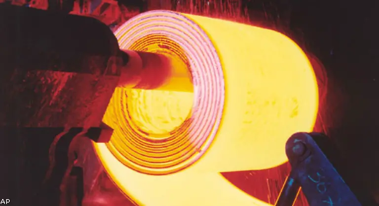 Warum-Kohle-und-Stahl-Fuer-die-damalige-Industrie-war-beides-von-entscheidender-Bedeutung-der-freie-Handel-mit-ihnen-sollte-den-Volkswirtschaften-zu-einem-Aufschwung-verhelfen-Zudem-unterlagen-die-Kriegsindustrien-von-nun-an-der-gemeinsamen-Kontrolle