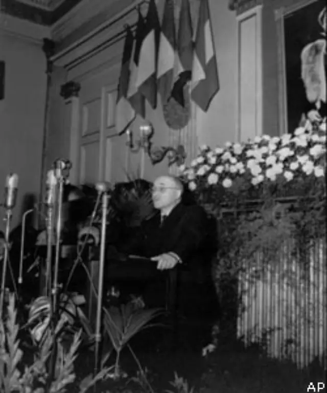 Den-Plan-fuer-die-Montanunion-hatte-Jean-Monnet-der-Leiter-des-neueingerichteten-franzoesischen-Planungsamtes-entwickelt-Wenn-Schuman-und-Adenauer-die-Gruendervaeter-der-Montanunion-waren-so-darf-Monnet-als-geistiger-Vater-der-Europaeischen-Union-gelten