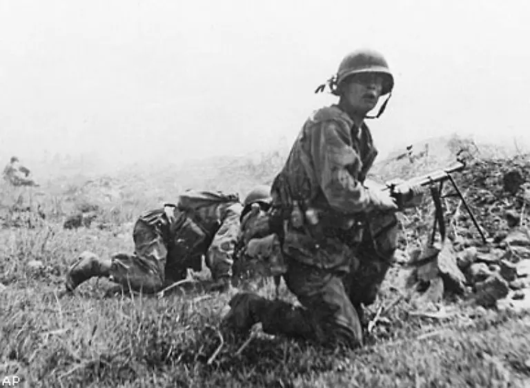 Zwei-Jahre-nach-Inkrafttreten-der-Montanunion-scheitert-1954-die-Gruendung-einer-europaeischen-Verteidigungsgemeinschaft-ein-ebenfalls-franzoesischer-Plan-der-in-der-franzoesischen-Nationalversammlung-schliesslich-jedoch-keine-Mehrheit-findet