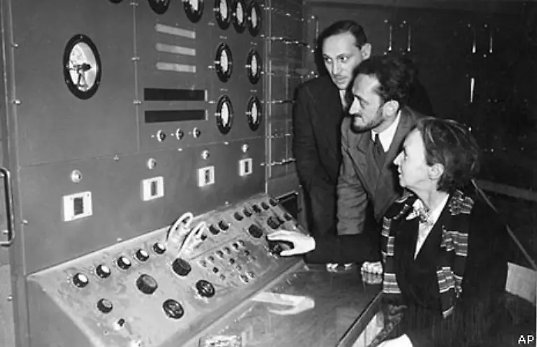 Jean-Monnet-der-auch-das-gescheiterte-Vorhaben-einer-Verteidigungsgemeinschaft-entwickelt-hatte-entwirft-nun-das-Vorhaben-einer-Atom-Gemeinschaft-Dies-sind-die-fuenfziger-Jahre-Atomkraft-gilt-auch-in-Deutschland-als-gute-Energie