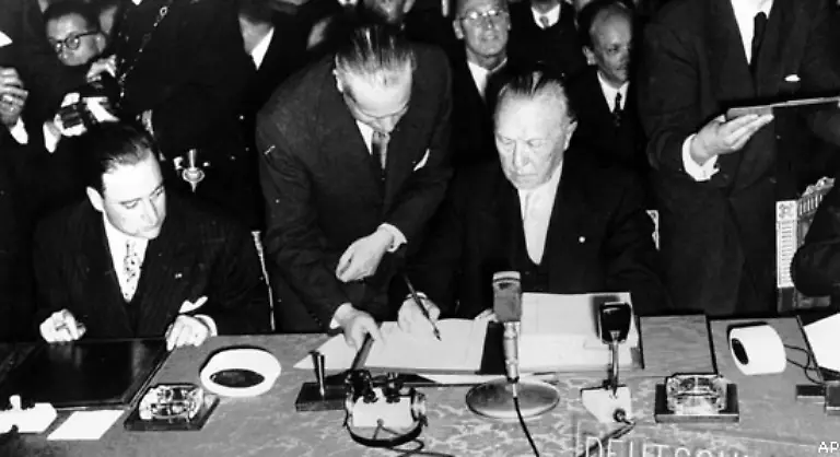Adenauer-der-fuer-die-Bundesrepublik-unterzeichnet-spricht-vom-vielleicht-wichtigsten-Ereignis-der-Nachkriegszeit-Jetzt-gibt-es-bereits-drei-europaeische-Institutionen-Montanunion-EWG-und-Euratom