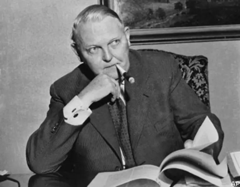 Wirtschaftsminister-Ludwig-Erhard-wehrte-dagegen-staatliche-Lenkung-nach-franzoesischem-Modell-im-Lohn-und-Sozialbereich-ab-Zahlreiche-Punkte-des-EWG-Vertrags-Zollunion-gemeinsame-Handelspolitik-und-Wettbewerbsregeln-werden-erst-sehr-viel-spaeter-verwirklicht