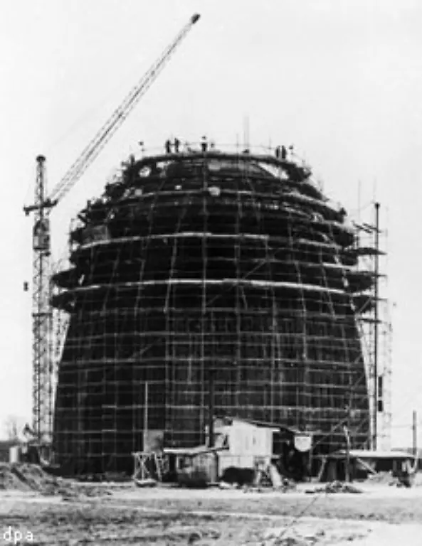 Der-Euratom-Vertrag-hat-ein-aehnliches-Ziel-wie-die-Montanunion-Friedenssicherung-durch-gemeinsame-Kontrolle-eines-kriegswichtigen-Gutes-Zudem-verpflichten-sich-die-Mitgliedsstaaten-Erkenntnisse-und-Infrastrukturen-gemeinsam-zu-nutzen