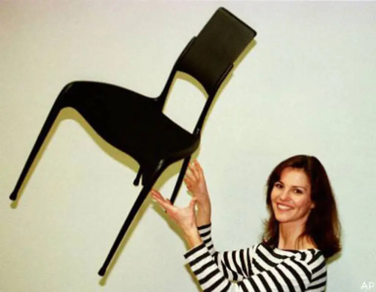 De-Gaulle-beendet-seine-Politik-des-leeren-Stuhls-erst-als-im-Luxemburger-Kompromiss-vom-Januar-1966-das-Vetorecht-in-entscheidenden-Fragen-festgeschrieben-wird