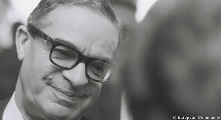 Die-Integration-geht-weiter-Montanunion-EWG-und-Euratom-werden-1967-zu-den-Europaeischen-Gemeinschaften-EG-zusammengefuehrt-Ein-gemeinsamer-Rat-und-die-europaeische-Kommission-werden-eingefuehrt-Erster-Kommissionspraesident-wird-der-Belgier-Jean-Rey