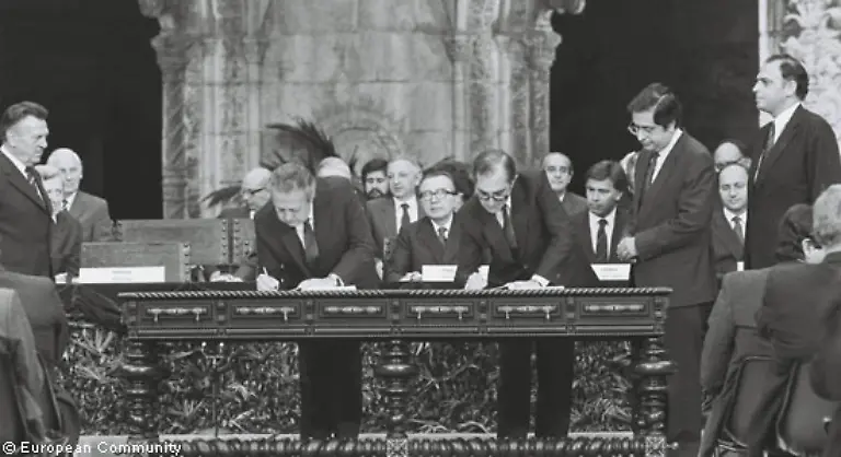 fuenf-Jahre-darauf-Spanien-und-Portugal-Alle-drei-Laender-hatten-erst-wenige-Jahre-der-Demokratie-hinter-sich-1974-war-das-Jahr-der-portugiesischen-Nelkenrevolution-im-selben-Jahr-brach-die-griechische-Militaerjunta-zusammen-ein-Jahr-spaeter-starb-Spaniens-Diktator-Franco