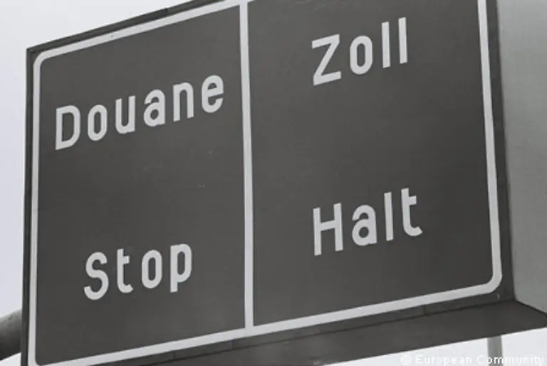 Nach-den-Zoellen-fallen-auch-die-anderen-Handelshemmnisse-Dies-wiederum-setzt-einheitliche-Vorschriften-fuer-Beschaffenheit-von-Produkten-und-fuer-den-Wettbewerb-voraus-Die-Zeit-der-Harmonisierung-beginnt-der-groesste-Binnenmarkt-der-Welt-entsteht