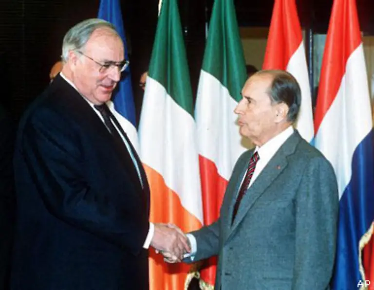 Nach-der-deutschen-Wiedervereinigung-fordert-vor-allem-Frankreich-eine-noch-staerkere-Einbindung-Deutschlands-in-die-EG-Der-Kanzler-der-Einheit-hat-nichts-einzuwenden-Fuer-Helmut-Kohl-ist-die-Einigung-Europas-die-wichtigste-Garantie-fuer-Frieden