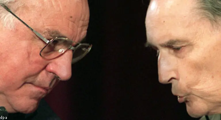 Mit-Franois-Mitterrand-legt-Kohl-das-Fundament-fuer-den-Ausbau-der-EU-etwa-durch-den-Binnenmarkt-oder-die-Erweiterung-nach-Osten-Kohl-treibt-auch-die-Waehrungsunion-voran-fuer-ihn-die-wichtigste-politische-Entscheidung-nach-der-deutschen-Einheit