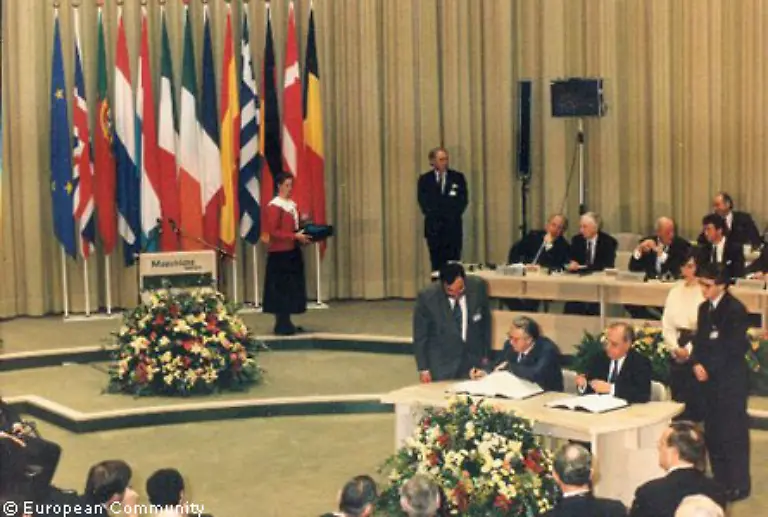 Am-7-Februar-1992-wird-in-Maastricht-der-Vertrag-ueber-die-Gruendung-der-Europaeischen-Wirtschafts-und-Waehrungsunion-unterzeichnet-Erst-seither-ist-von-der-Europaeischen-Union-die-Rede