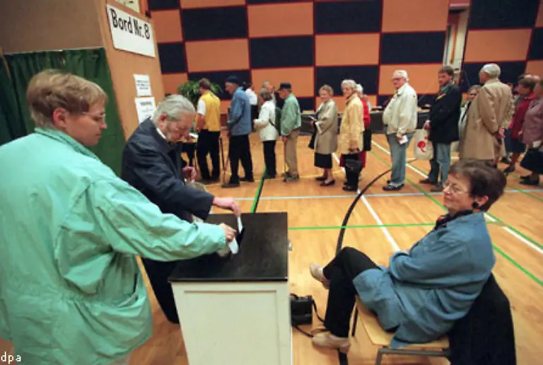 Bei-der-Ratifizierung-gibt-es-Probleme-Daenemark-lehnt-den-Vertrag-ueber-die-Europaeische-Union-ab-erst-ein-zweites-Referendum-faellt-zustimmend-aus-Ein-peinlicher-Vorgang-der-die-historische-Bedeutung-des-Vertrags-von-Maastricht-ueberschattet