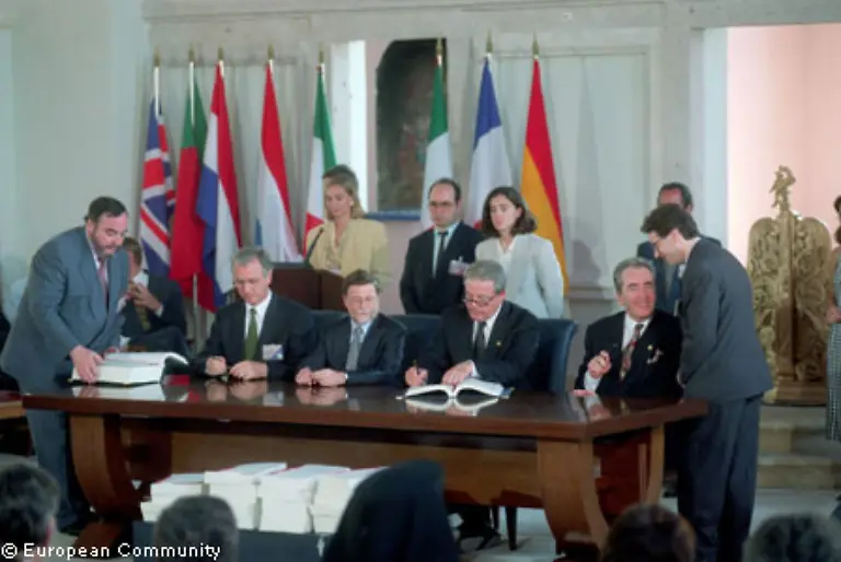 Am-1-Januar-1995-treten-Oesterreich-Bild-Schweden-und-Finnland-bei