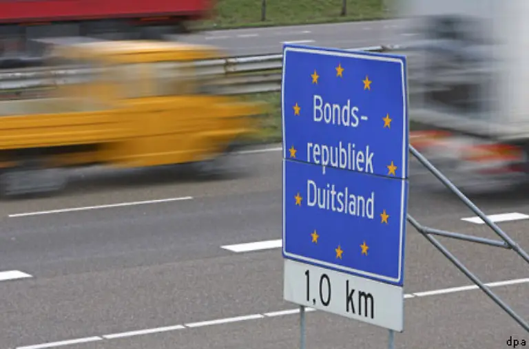 Anders-als-beim-Vertrag-von-Maastricht-sind-die-Folgen-des-Schengener-Abkommens-unmittelbar-zu-spueren-Am-26-Maerz-1995-fallen-die-Grenzkontrollen-zwischen-Belgien-Deutschland-Frankreich-Luxemburg-den-Niederlanden-Portugal-und-Spanien