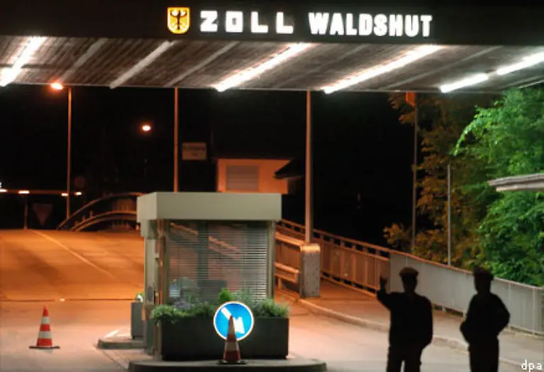 Spaetestens-bis-2009-soll-die-Freizuegigkeit-auf-die-meisten-Laender-der-EU-ausgedehnt-werden-auch-die-Schweiz-nicht-Mitglied-der-EU-will-sich-anschliessen