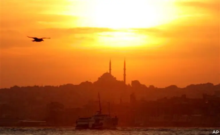 Die-Frage-eines-tuerkischen-Beitritts-ist-ein-ewiges-Streitthema-in-der-EU-1963-schliesst-die-EWG-ein-Assoziierungsabkommen-mit-der-Tuerkei-Die-Tuerkei-ist-noch-alles-andere-als-eine-stabile-Demokratie-Dennoch-wird-ihr-eine-EWG-Mitgliedschaft-in-Aussicht-gestellt