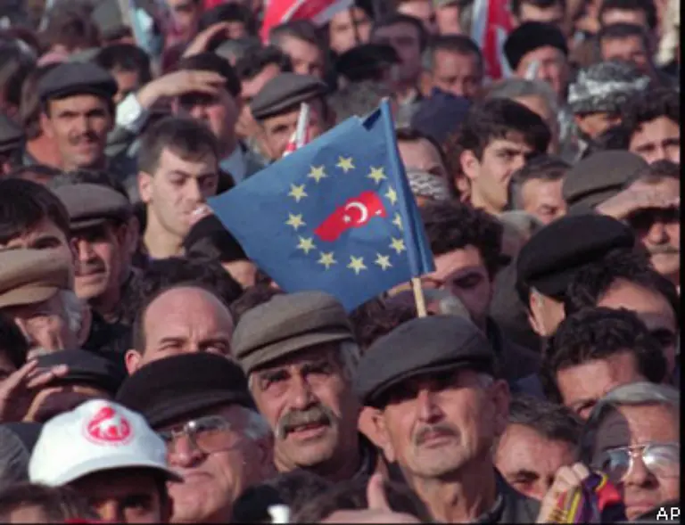 1995-schliesst-die-EU-mit-der-Tuerkei-zunaechst-ein-Abkommen-ueber-eine-Zollunion-Es-ist-das-erste-derartige-Abkommen-der-EU-mit-einem-Nichtmitglied-In-der-Tuerkei-gilt-seither-das-europaeische-Wirtschaftsrecht-ein-Mitspracherecht-hat-Ankara-in-Bruessel-nicht