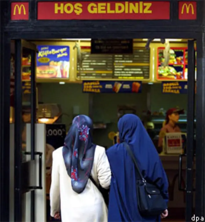 So-geht-es-weiter-1997-entscheidet-der-EU-Gipfel-in-Luxemburg-dass-die-Tuerkei-fuer-einen-Beitritt-in-Frage-kommt-theoretisch-Den-offiziellen-Beitrittsstatus-erhaelt-sie-dennoch-erst-zwei-Jahre-spaeter-in-Helsinki-Nach-Jahrzehnten-der-Europhorie