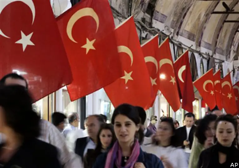 und-der-auf-Europa-hin-ausgerichteten-Reformen-macht-sich-in-der-Tuerkei-zunehmend-Skepsis-breit-2004-empfiehlt-die-EU-Kommission-Beitrittsverhandlungen-mit-der-Tuerkei-aufzunehmen-natuerlich-unter-strengen-Auflagen