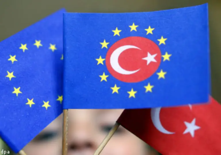 2005-einigen-sich-die-Aussenminister-der-EU-mit-mehrstuendiger-Verspaetung-auf-einen-Rahmentext-fuer-die-Verhandlungen-Es-soll-nicht-nur-geprueft-werden-ob-der-Beitrittskandidat-die-Bedingungen-erfuellt-sondern-auch