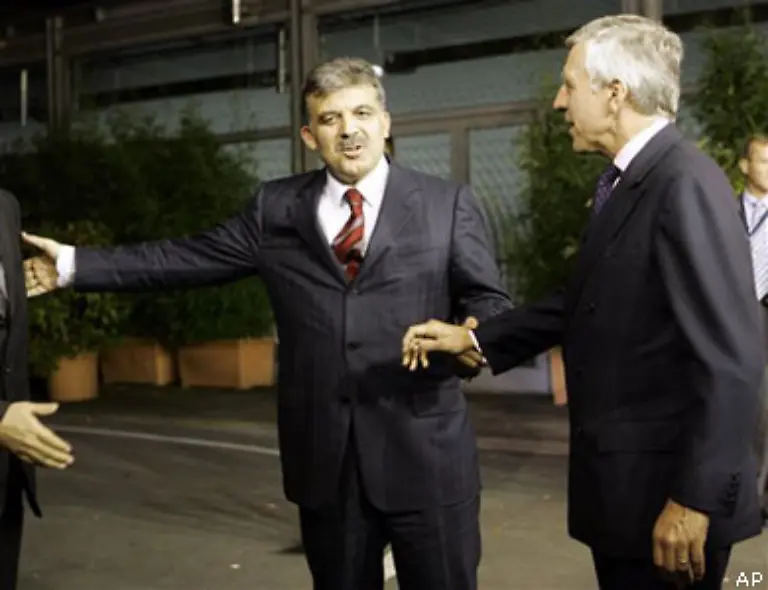 Eigentlich-sollen-die-Beitrittsverhandlungen-noch-am-selben-Tag-beginnen-Da-jedoch-der-tuerkische-Aussenminister-Abdullah-Guel-wenig-Lust-hat-nach-Luxemburg-zu-fliegen-um-sich-einen-Korb-zu-holen