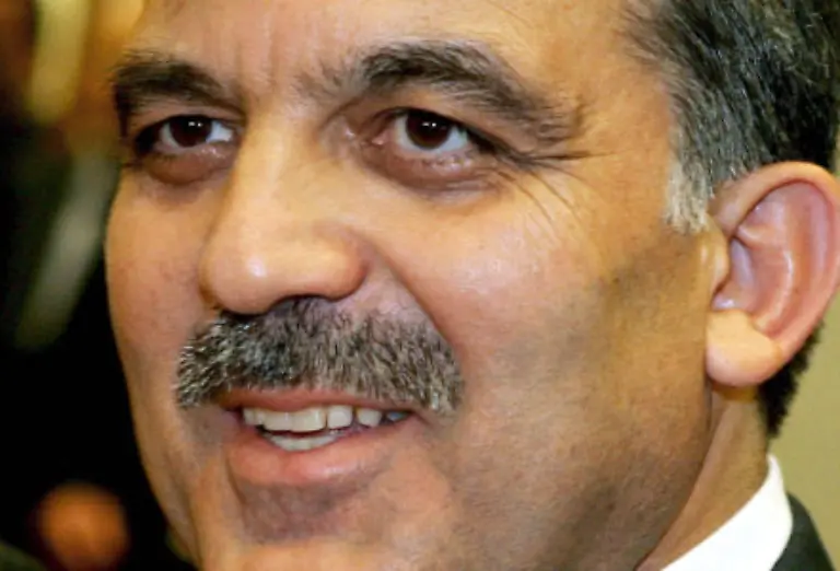 wartet-er-mit-dem-Start-bis-die-Einigung-erreicht-ist-Gegen-Mitternacht-trifft-Guel-in-Luxemburg-ein