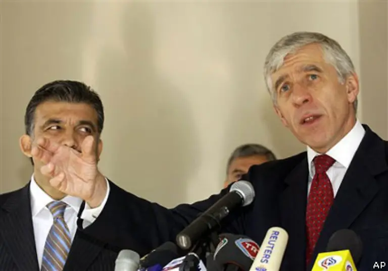 Als-die-Beitrittsverhandlungen-offiziell-beginnen-ist-der-3-Oktober-bereits-vorbei-Wir-waren-in-der-Lage-den-Termin-des-3-Oktober-einzuhalten-witzelt-der-britische-Aussenminister-Jack-Straw-spaeter